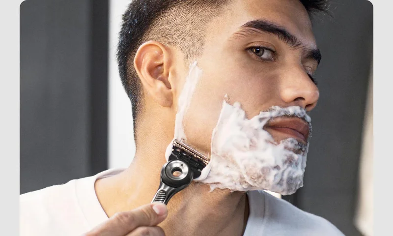 Man shaving his face with GilletteLabs with Exfoliating Bar Razor