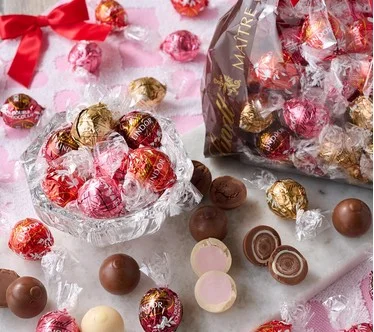 Lindt 100pc 100pc Valentine's Day LINDOR Truffles in 2 Gift Bags