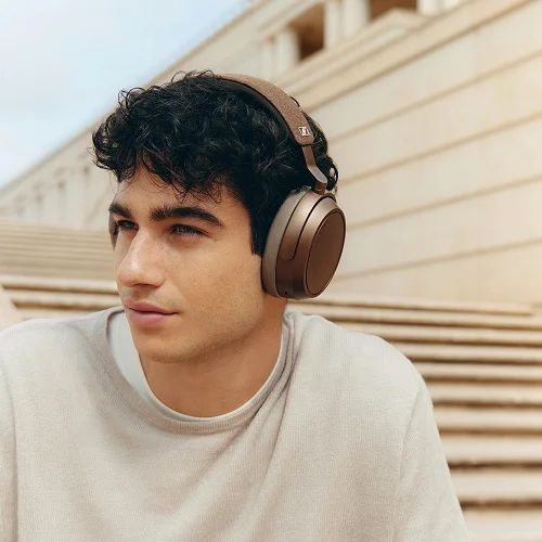Men wearing new MOMENTUM 4 Wireless in brown