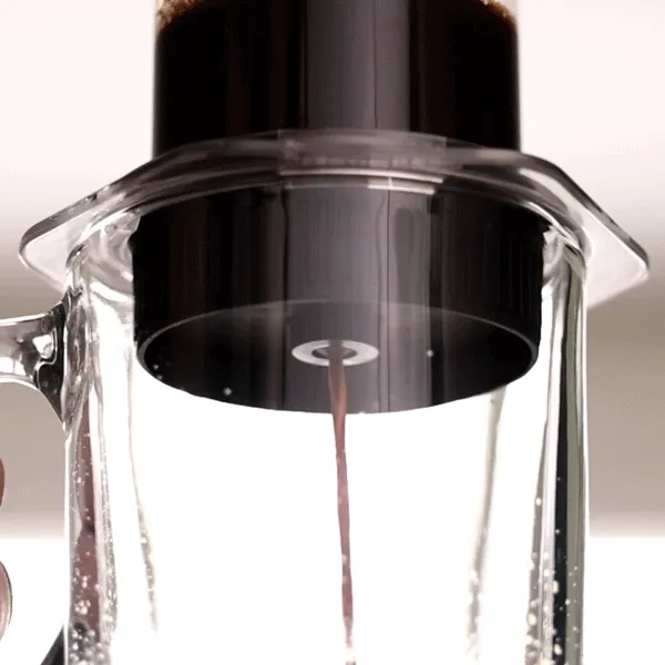 Animation of the AeroPress Flow Control Filter Cap