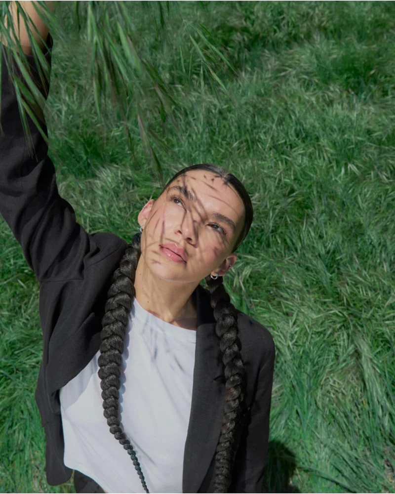 [Editorial Image] Model Reaching up