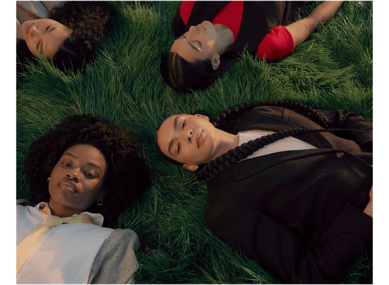 [Editorial Image]4 Models laying in grass