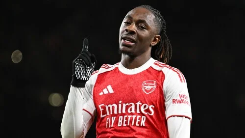 Arsenal lead 'three-horse race' for PL title