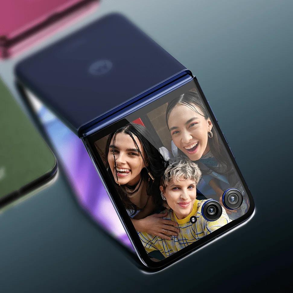 motorola razr+ 2024 external display with image of 3 people on it