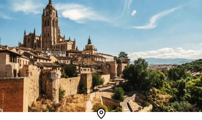 Image Description: Wide shot of Alcázar de Segovia, a 12th-century medieval castle in Spain