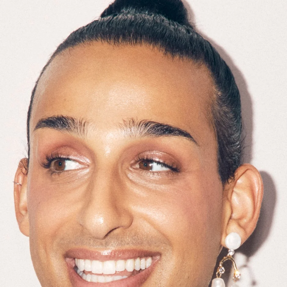 Cyrus wears Party Pot in shade Click