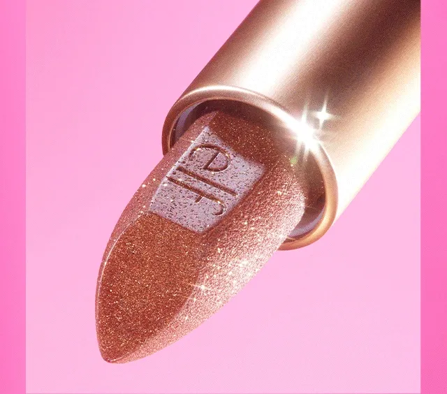 Model wearing O Face Shimmer Balm in shade ''Choco-litty''