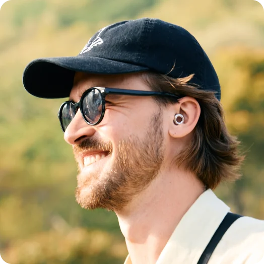 Man wearing Loop Experience in Silver