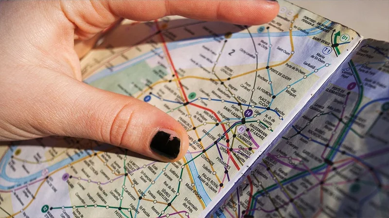 Image description: A guide to the neighborhoods of Paris.