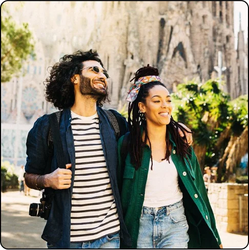 Image Description: A smiling couple with the Sagrada Familia in the background.