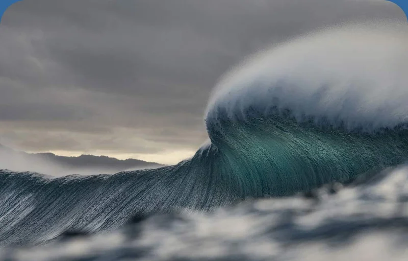 An enormous wave with wind streaks at Pipeline in O‘ahu.