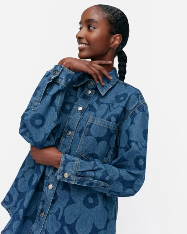 Woman wearing the Maridenim Shirt with Unikko pattern.