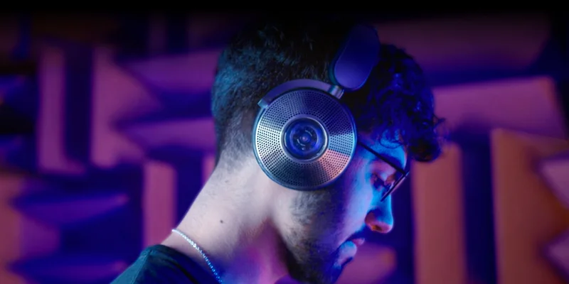 A man wearing Dyson Zone™ noise-cancelling headphones