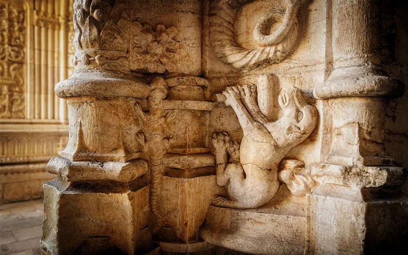 A lizard (left) and a dog (right) were sculpted in bas-relief in the early 16th-century cloister of the Jerónimos Monastery, in Lisbon, Portugal.