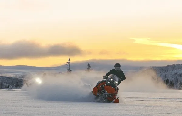 Lynx Brutal RE snowmobile in the snow