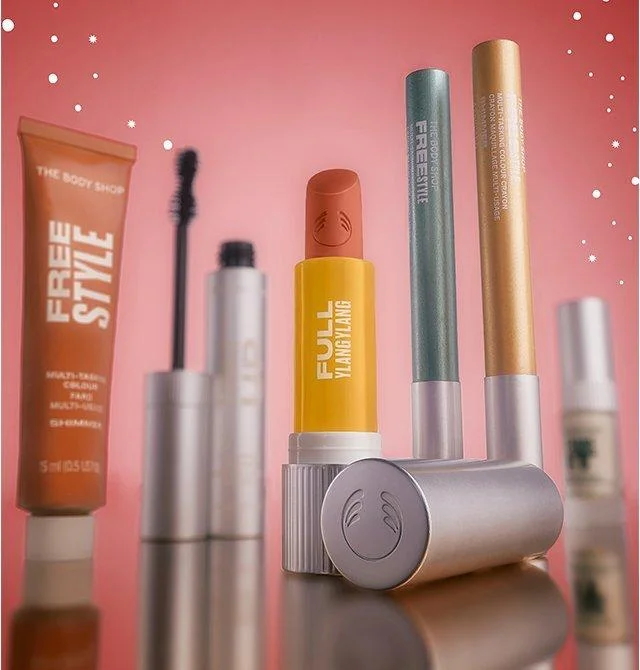 HOLIDAY MAKEUP
From all out sparkle to subtle glow, discover makeup made for every you.