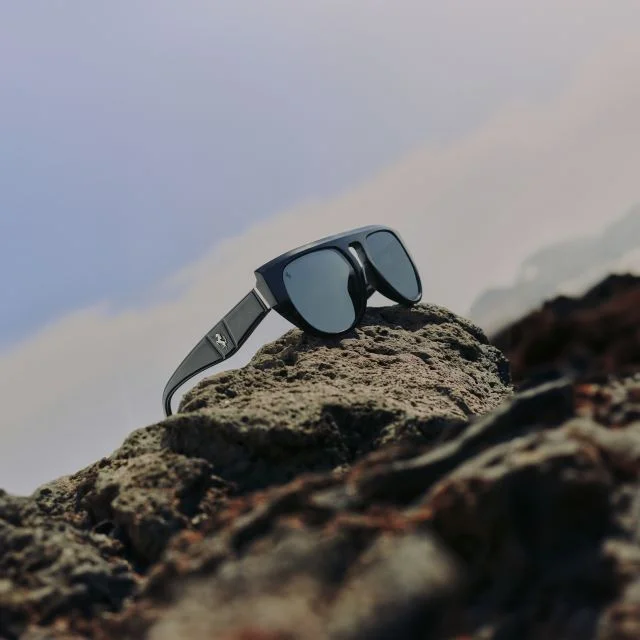 Ferrari sunglasses in black acetate with sculptural effects and polarized mirrored lenses