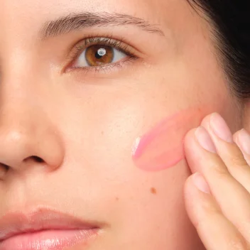 Model applying Soothing & Barrier Support Serum