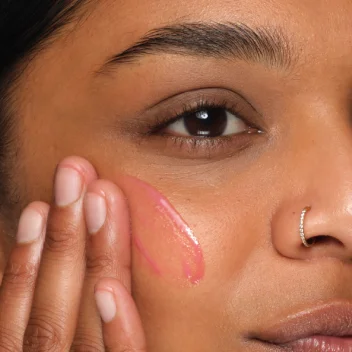 Model applying Soothing & Barrier Support Serum
