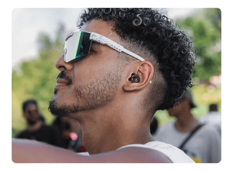 Man dancing in a festival using Tomorrowland x Loop Experience 2™ Black