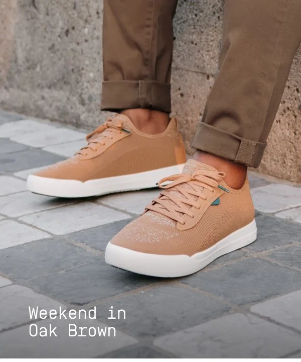 Lifestyle image of the Weekend in Oak Brown.