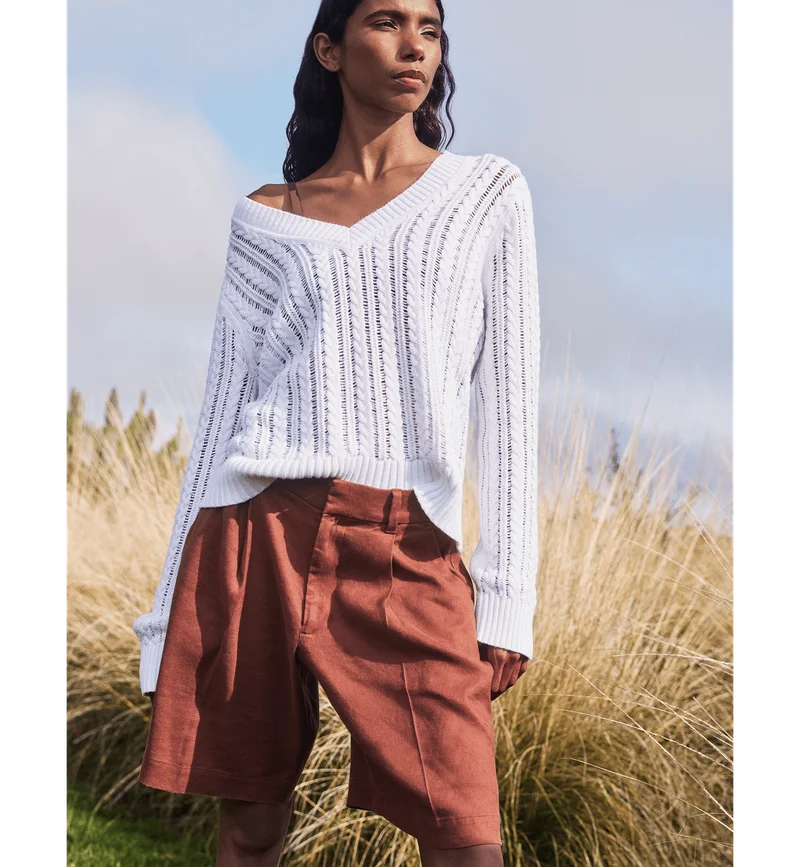 [Editorial Image] Model in The Mesh Cable V-Neck in Everyday Cotton | White