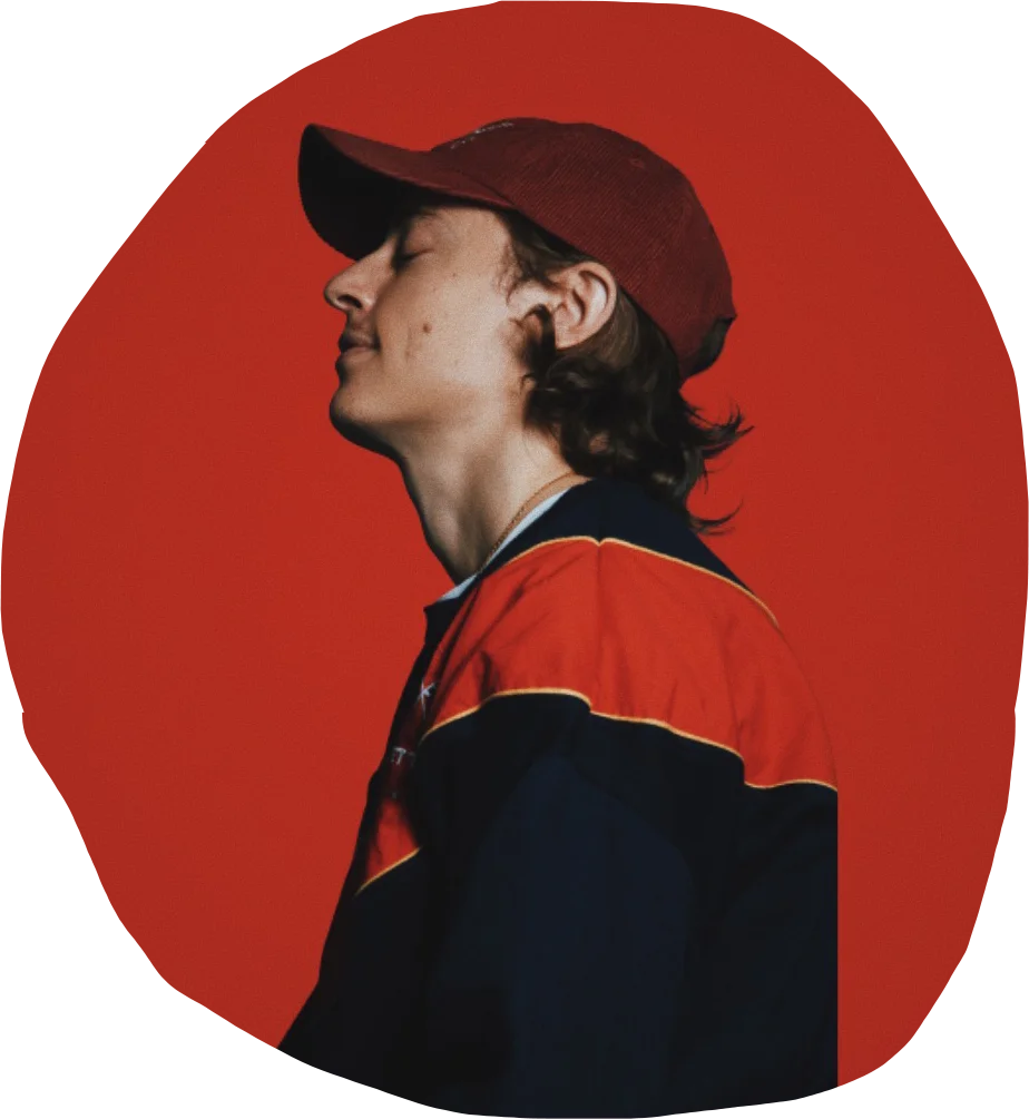 Profile shot of the Parisian music producer Mosey against a stark red backdrop, promoting the 'Mosey in PIOPIKO' event on March 16 in Kyoto.