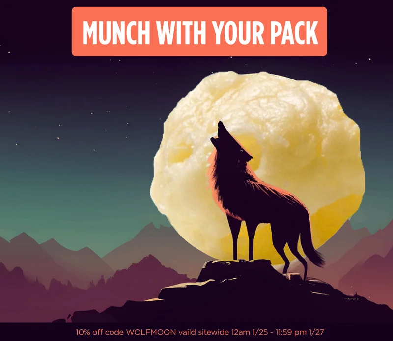 Wolf howling at moon | Munch with your Pack