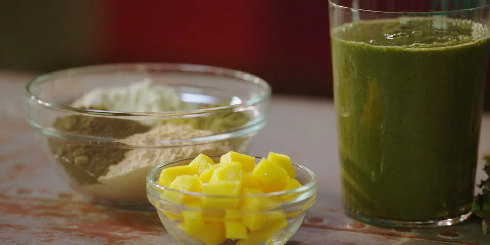 Fuel your energy with this 17-ingredient smoothie