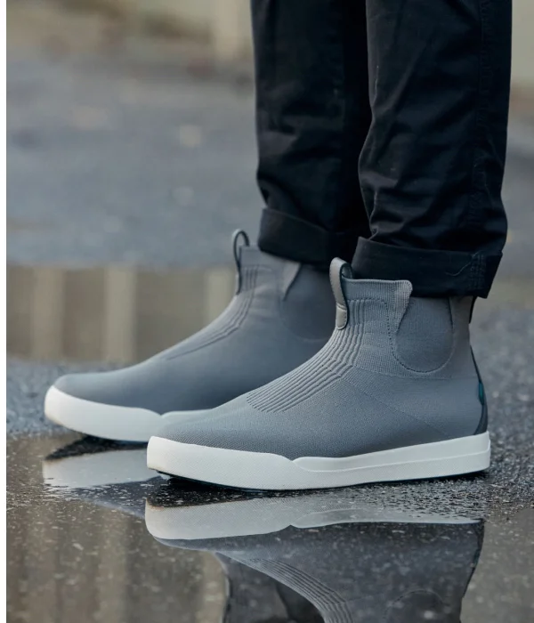 Graphic of someone wearing the Weekend Chelsea in Asphalt Black on Black in the rain.