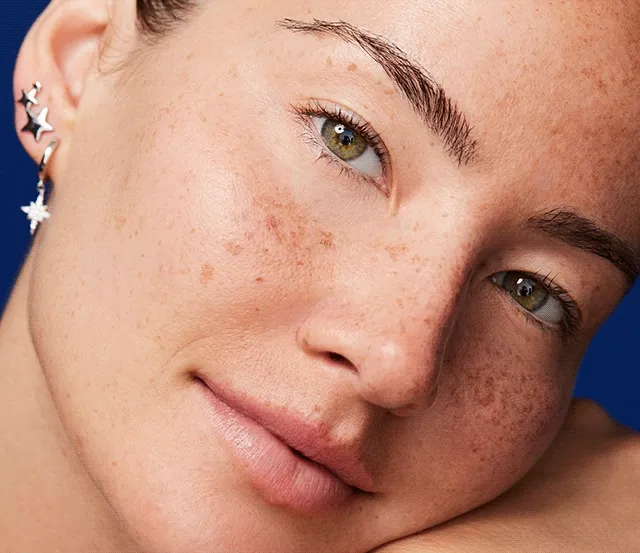 Model applying Blue-ty Sleep Night Oil Model applying Blue-ty Sleep Night Oil