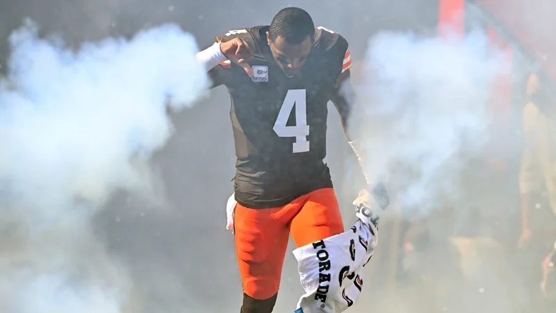Out of walking boot, Deshaun Watson is throwing at the Browns' facility