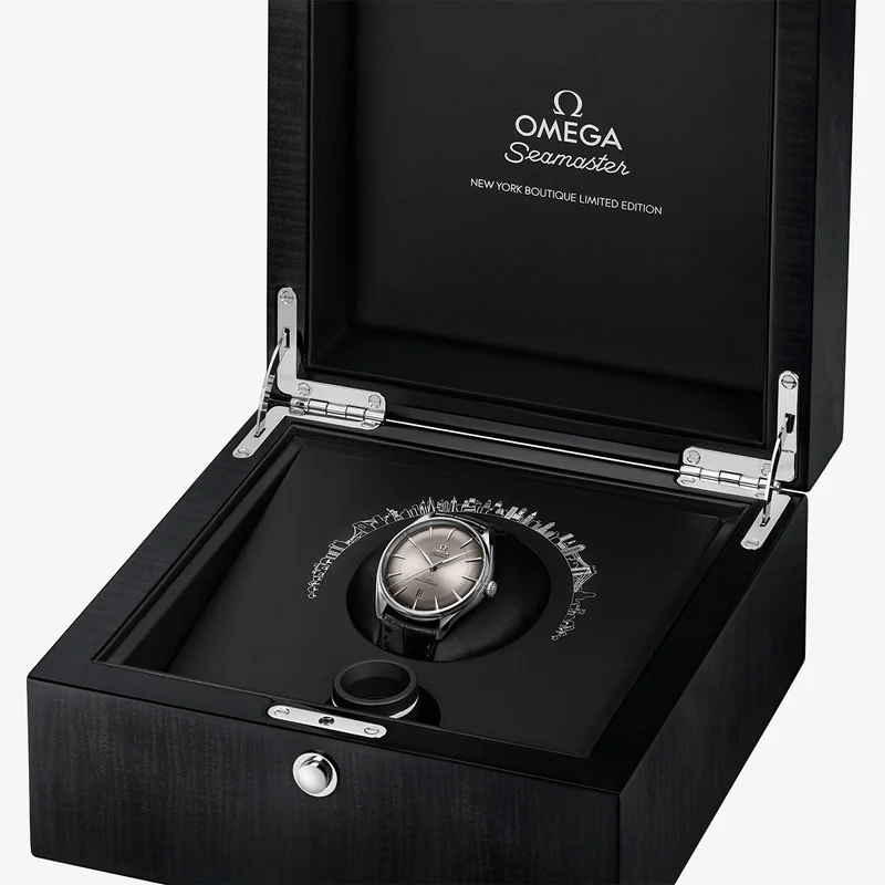 The special edition OMEGA Seamaster watch presented in a black display box, with the box’s interior lid featuring the OMEGA logo and the inscription “New York Boutique Limited Edition”.