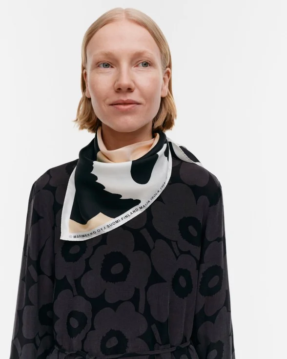 Lauhtua unikko silk scarf