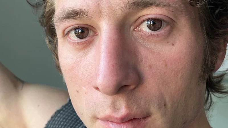 Jeremy Allen White wearing brown contacts as Bruce Springsteen