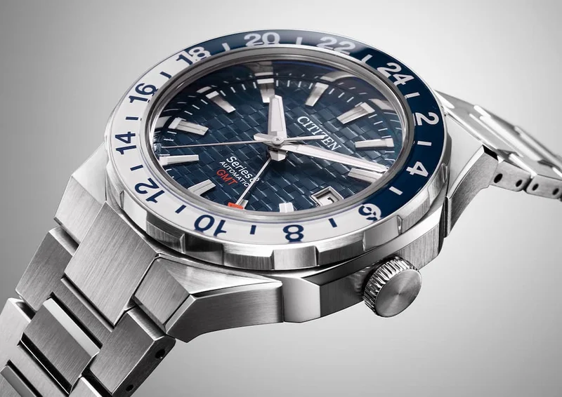Closeup of the Series8 880 GMT
