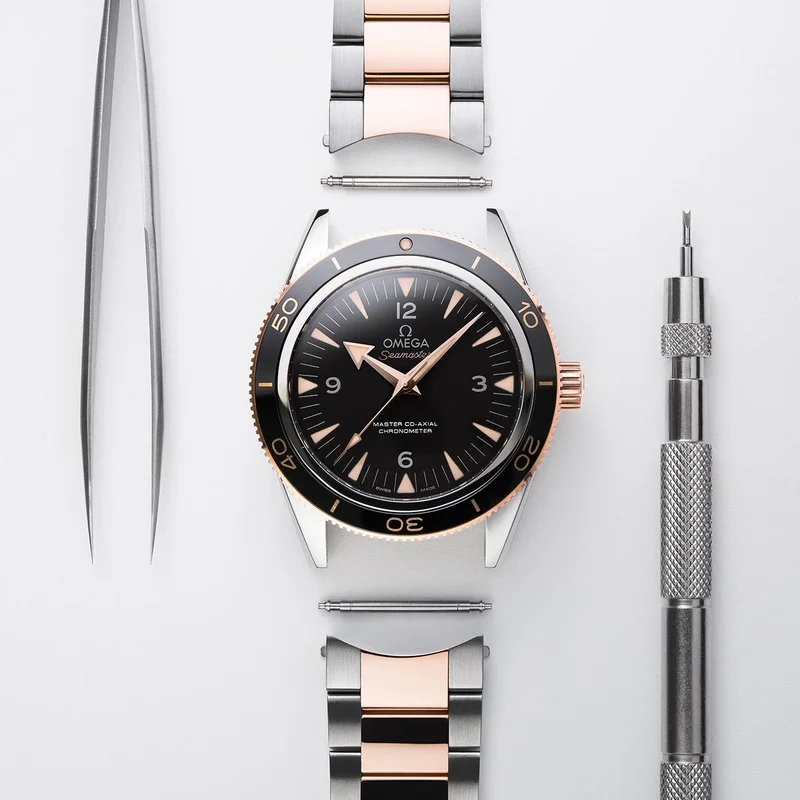 Closeup of the dial of the 43 mm Seamaster Aqua Terra 150M Worldtimer with a blue dial