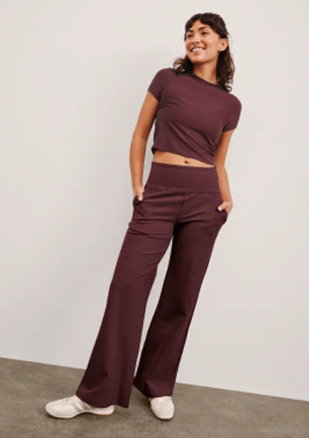 Featherweight Cropped Tee in Midnight Burgundy Heather