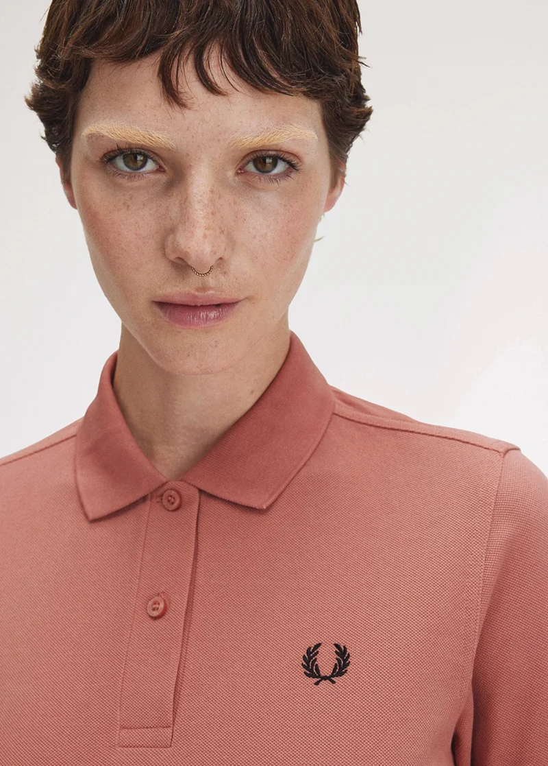 Women The Fred Perry Shirt in Putty Pink