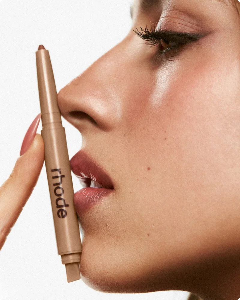 tate mcrae with peptide lip shape
