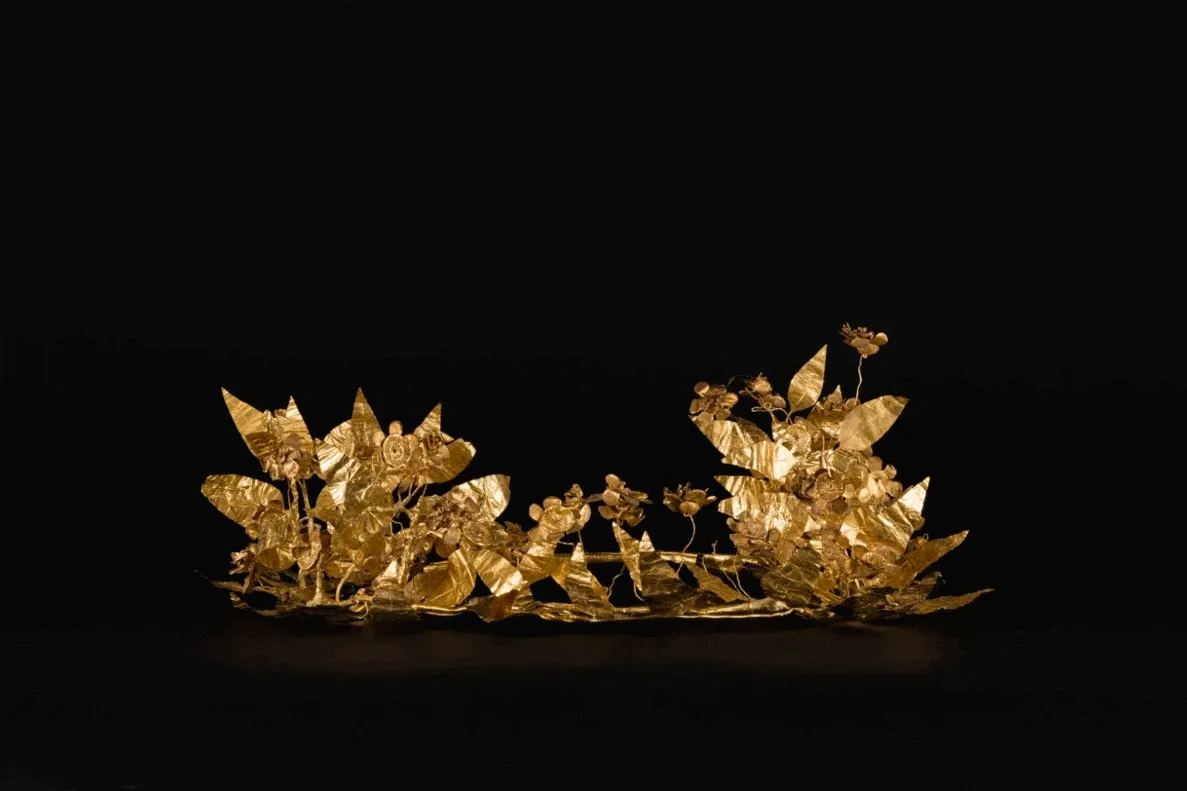 A GIF rotating between image of “Wreath” and the words “Art Lovers”