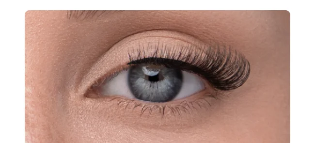 Close-up of an eye wearing Nano-Grip Lashies with natural volume.