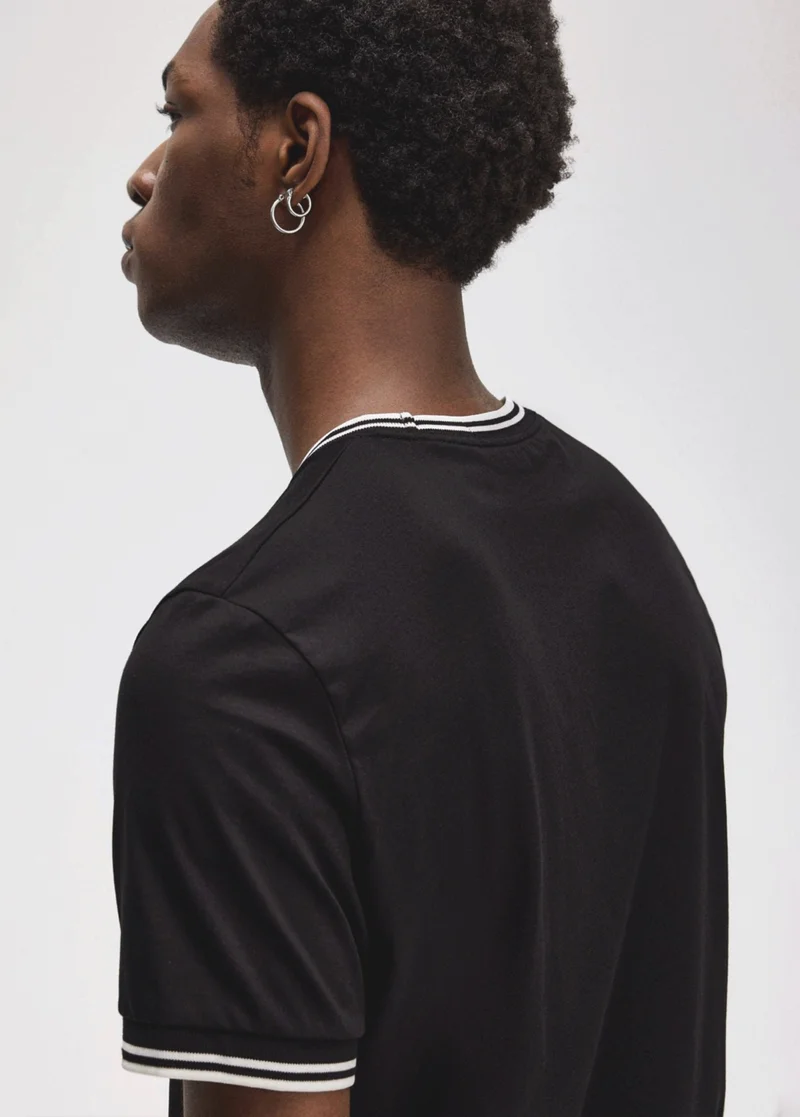 black twin-tipped t-shirt