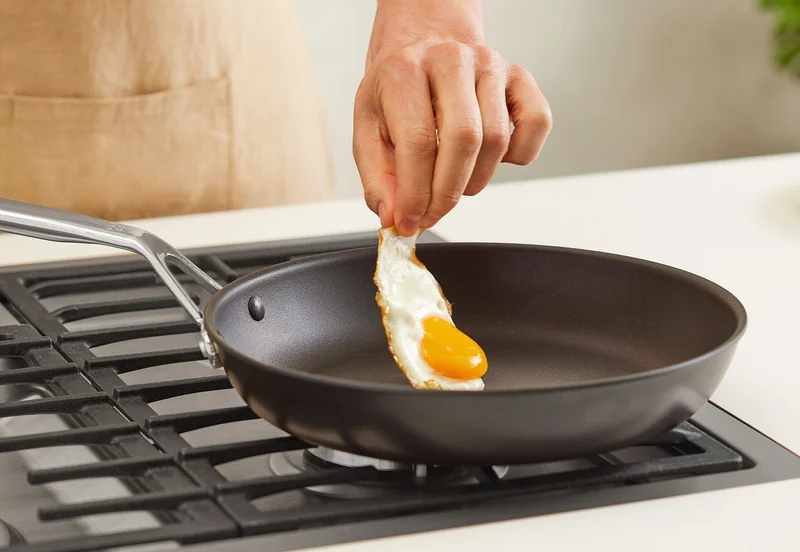 Cooking an egg in a Misen pan