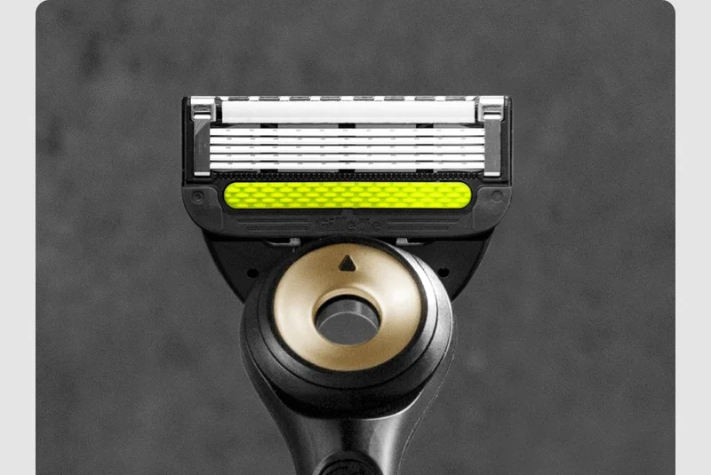 GilletteLabs Exfoliating Bar Razor Black and Gold Edition