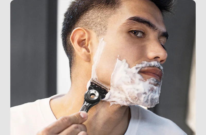 GilletteLabs with Exfoliating Bar Razor