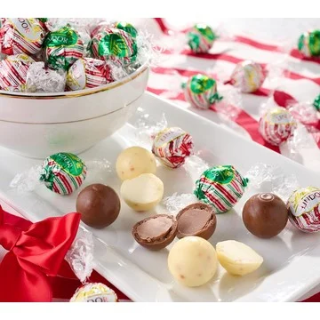 Lindt LINDOR 75-Piece Peppermint Truffles Gift Bag