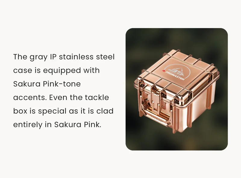 The gray IP stainless steel case is equipped with Sakura Pink-tone accents. Even the tackle box is special as it is clad entirely in Sakura Pink.