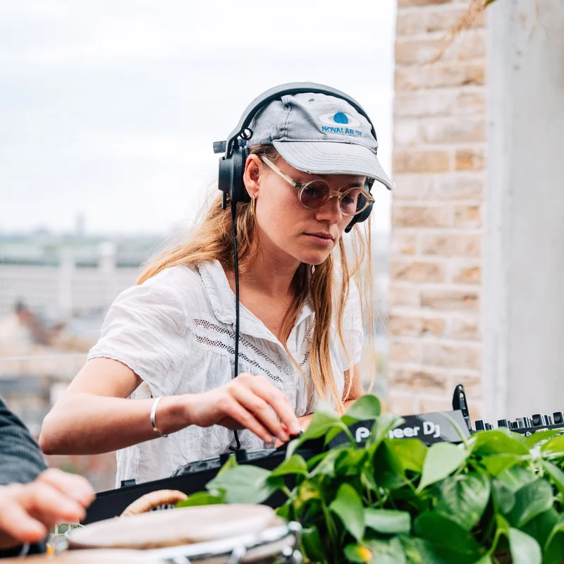 DJ