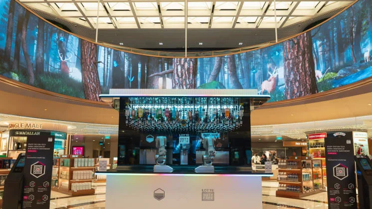 Enjoy a visual feast of Li Bai’s moonlit reverie while waiting for Toni’s mechanical artistry to serve up some cocktails